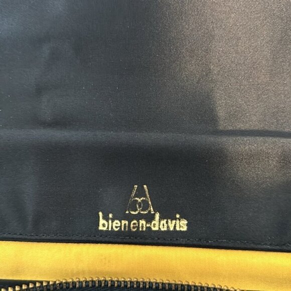 Vintage Bienen Davis black satin clutch/wristlet with goldtone 3D Apple detail - Picture 12 of 14